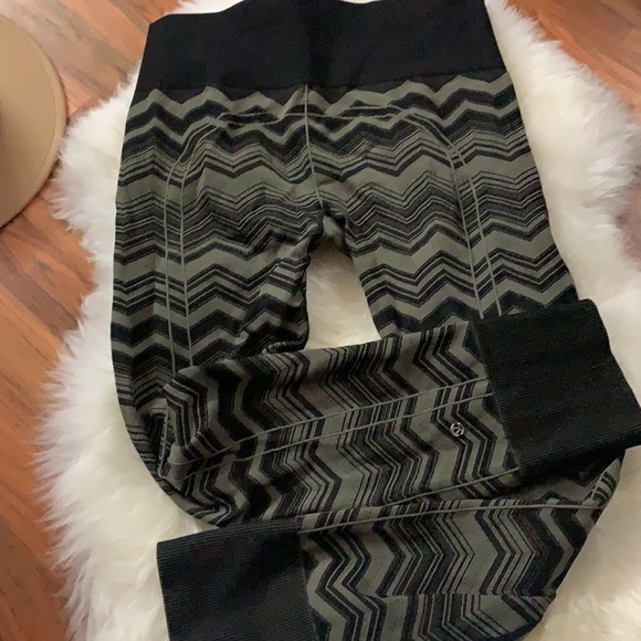Unique lulu leggings - Picture 2 of 6